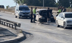 Otomobil refüje çıktı, yola dökülen yağ trafiği tehlikeye düşürdü