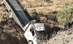 Siirt'te çekici şarampole yuvarlandı: 2 yaralı