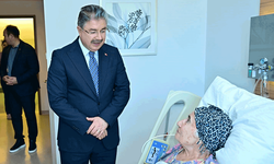 Vali Yılmaz'dan şehit annesine hastanede ziyaret
