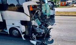 Afyon'da  yolcu otobüsünün çarptığı kamyonet sürücüsü hayatını kaybetti, 15 kişi de yaralandı