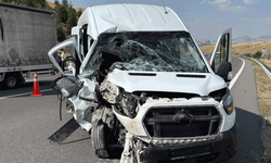 Ankara'da servis aracı tıra arkadan çarptı: 1'i ağır 7 yaralı