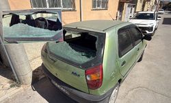 Aracını satacaktı, şok yaşadı! Direkten kopan seramik parça otomobilin camını kırdı