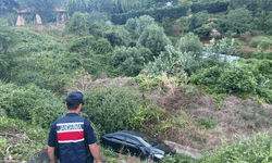 Bilecik'te otomobil dere yatağına uçtu