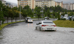 Erzurum'da yağış trafiği felç etti