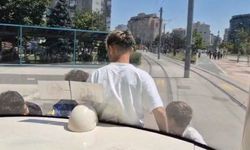 Eskişehir’de çocukların tramvay arkasındaki tehlikeli yolculuğu kamerada