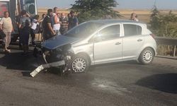 Eskişehir'de faciadan dönüldü! Lastiği patlayan otomobil bariyerlere çarptı: 1’i çocuk 3 yaralı