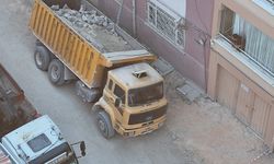 Eskişehir’de facianın eşiğinden dönüldü: Yol çöktü, kamyon çukura düştü