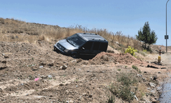 Eskişehir’de hafif ticari araç toprak alana savruldu: 2 yaralı
