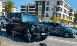 Eskişehir'de lüks ciple otomobil çarpıştı, kaza maddi hasarla atlatıldı