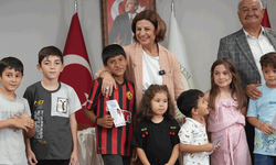 Eskişehir’de öğrenciler için eğitim desteği: Ünlüce setleri tek tek dağıttı