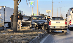 Eskişehir'de pikap ile çarpışan otomobil refüje çıktı