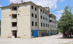 Eskişehir’de terk edilen eski belediye binası çocuklar için tehlike saçıyor