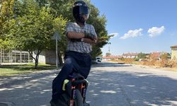 Eskişehir'de 'Tek teker' üzerinde 4 bin kilometre gezen 60'lık delikanlıyı görenler şaşırıyor