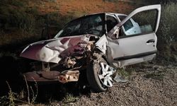 Isparta'da iki otomobil çarpıştı: 3 yaralı