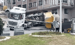 İstanbul'da kum yüklü hafriyat kamyonunun dorsesi devrildi
