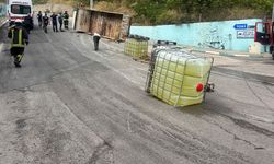 Kocaeli'de çamaşır suyu tanklarını taşıyan kamyon devrildi: 1 yaralı
