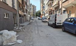 Kurtuluş Mahallesi’ndeki bozuk yollar sürücülere zorluk yaşatıyor