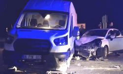 Kütahya Hisarcık'ta otomobil ile minibüs çarpıştı: 3 yaralı