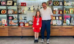 Özel sporcu Elif Ertek’in çifte başarısı gururlandırdı