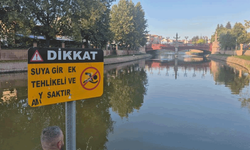 Porsuk Çayı kenarındaki adamı "Sizlere gelsin" diyerek suya itti