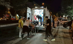 Refüj sulaması sebebiyle ıslanan yolda motosikleti devrilen kurye yaralandı