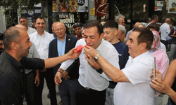 Rozet töreni bitti, karpuz siyaseti başladı! YENİ Parti önünde dikkat çeken anlar!
