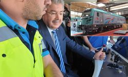 Vali Yılmaz, yerli ve milli elektrikli lokomotif E5000'i sürdü