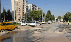 Adıyaman'da patlayan ana su hattı yolu kullanılamaz hale getirdi