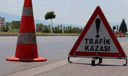 Afyon'da bariyerlere çarpan otomobilde 3 kişi yaralandı