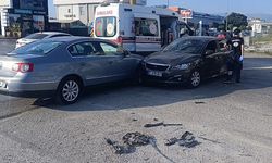 Antalya'da iki otomobil kavşakta çarpıştı