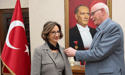 Başkan Kurt'tan Yeni Parti'ye katılan Vahide Saylan'a tebrik