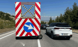 Burdur'da ticari taksi trafik yönlendirme römorkuna çarptı: 1 yaralı