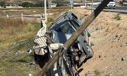 Eskişehir’de araç refüje devrildi: 1’i ağır 3 yaralı
