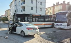 Eskişehir'de belediye otobüsü ile otomobil çarpıştı: 2 öğrenci yaralandı