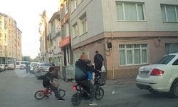 Eskişehir’de bisikletli çocuk aracın altında kalmaktan son anda kurtuldu