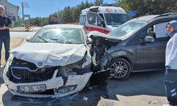 Eskişehir’de iki araç kafa kafaya çarpıştı: 3’ü çocuk 7 yaralı var