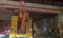 Eskişehir’de iş makinesi yüklü tır üst geçide sıkıştı: Trafik kilitlendi