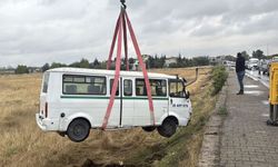 Eskişehir'de kazaya karışan minibüs tarlaya uçtu