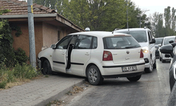 Eskişehir'de kontrolden çıkan otomobil duvara çarptı