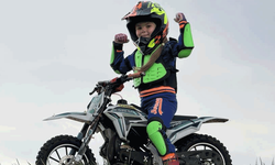 Eskişehir'de minik İkra motosiklet ile tepeleri aşıyor, Zayn ile yarışmak istiyor