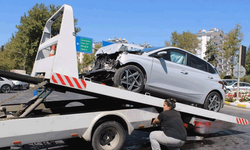 İzmir'de kırmızı ışık ihlali kaza getirdi: 3 yaralı