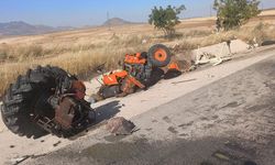 Karaman'da kamyonetle traktör çarpıştı: 1'i ağır 2 yaralı