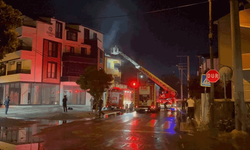 Kocaeli'de çardakta çıkan yangın 3 katlı binaya sirayet etti