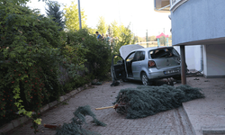 Nevşehir’de kontrolden çıkan otomobil apartmanın bahçesine düştü: 1 yaralı