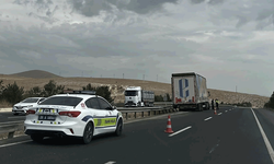 Sivrihisar’da korkutan kaza: Tır bariyerlere çarptı