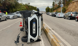 Afyon'da devrilen otomobilden şans eseri burnu bile kanamadan çıktı