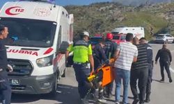 Antalya'da kömür yüklü tır şarampole devrildi: 2 yaralı