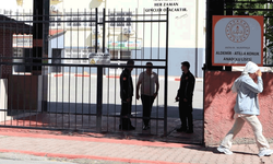 Antalya'da KPSS sınavı yapılan okulda kilitli kalan vatandaş kurtarıldı