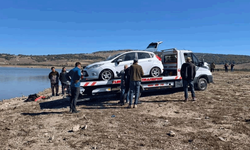 Bilecik'te balık tutmaya gittikleri baraja araçları düştü