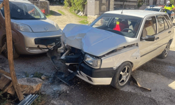 Bilecik'te otomobil elektrik direğine çarptı: 1 yaralı